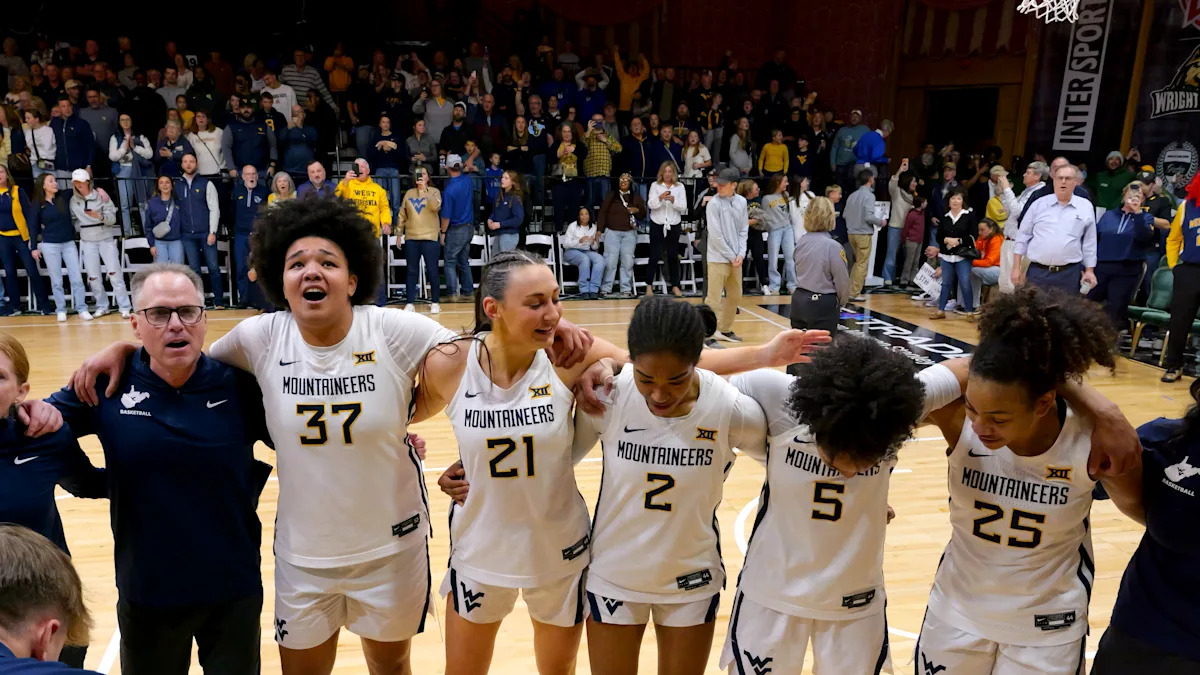 Mountaineers huddle during the second half with only five available players.