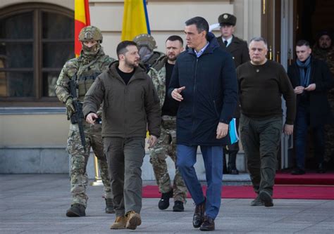 Spanish Prime Minister Pedro Sánchez and Zelenskyy announce the €817 million aid package.